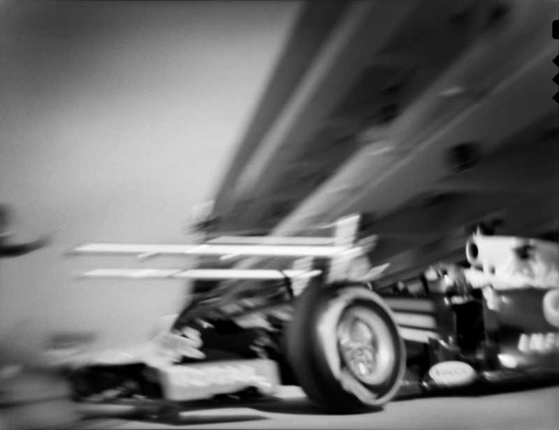 Illustration for article titled This Photographer Shoots 230 MPH Formula One Cars On A Camera From 1913